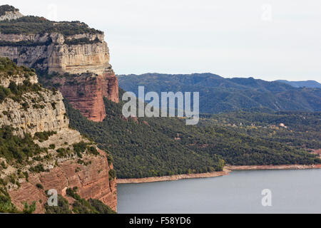 Falaises calcaires à Tavertet au réservoir Sau Collsacabra (parc naturel), en Catalogne (Espagne) Banque D'Images