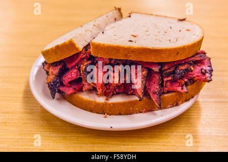 Pastrami de boeuf (sel) sur le pain de seigle sandwich à Katz's Deli, Traiteur un diner dans le Lower East Side, New York City, États-Unis Banque D'Images