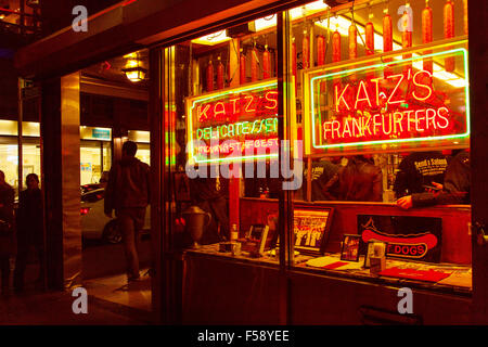 Katz's Deli, Traiteur un diner dans le Lower East Side, New York City, États-Unis d'Amérique. Banque D'Images