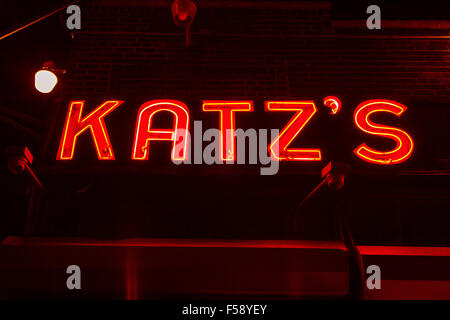 Katz's Deli, Traiteur un diner dans le Lower East Side, New York City, États-Unis d'Amérique. Banque D'Images