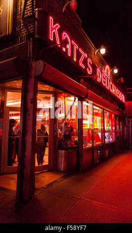 Katz's Deli, Traiteur un diner dans le Lower East Side, New York City, États-Unis d'Amérique. Banque D'Images