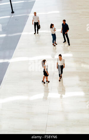 Les jeunes gens d'affaires avant de commencer à travailler dans leur bureau Banque D'Images