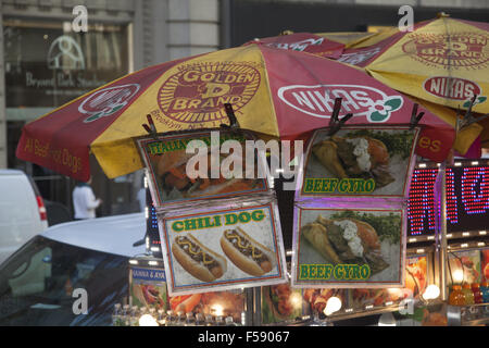 Street food vendor a une bonne place sur 40e rue le long de Bryant Park à New York. Banque D'Images