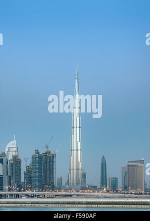 Toits de gratte-ciel et la tour Burj Khalifa à Dubaï Émirats Arabes Unis Banque D'Images