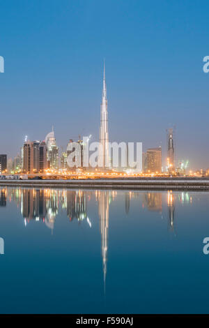 Toits de gratte-ciel et la tour Burj Khalifa avant le lever du soleil à Dubaï Émirats Arabes Unis Banque D'Images