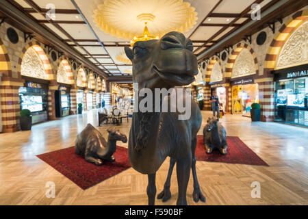 Camel en taille réelle à l'intérieur des sculptures de style moyen-oriental Le souk du quartier commercial à l'intérieur du centre commercial de Dubaï à Dubaï Emirats Arabes Em Banque D'Images