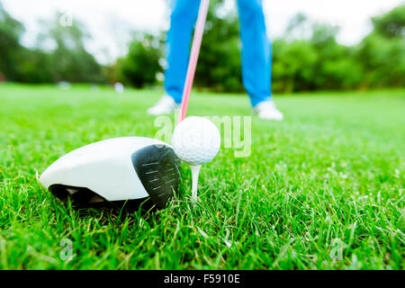 Golfeur s'apprête à prendre un coup. Gros plan et photo grand angle Banque D'Images