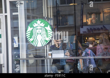 Fenêtre sur Starbucks 14e Rue à New York City. Banque D'Images