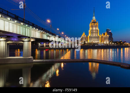 Radisson Royal Hotel ou Hôtel Ukraina, l'un des sept Sœurs bâtiments au crépuscule, Moscou, Russie, le 21 mai 2014. Banque D'Images