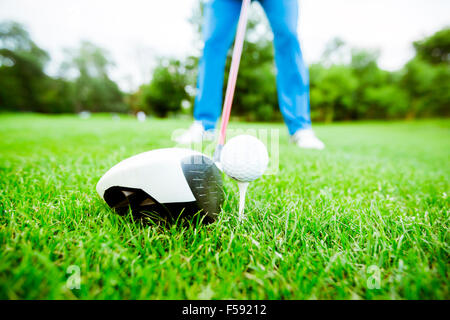 Golfeur s'apprête à prendre un coup. Gros plan et photo grand angle Banque D'Images