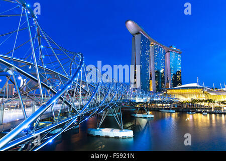 Singapour - 10 juillet : Helix pont menant à Marina Bay Sands Hotel, 10 juillet 2013. Banque D'Images