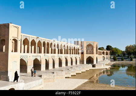 Pont Khaju sur la rivière Zayandeh, Pol-e Khajoo, Isfahan, Iran Banque D'Images