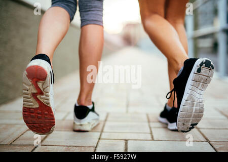 Gros plan du pieds des joggeurs et des chaussures en mouvement Banque D'Images