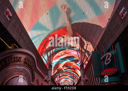 Fremont Street Experience neon dome, show laser, centre-ville, Las Vegas, Nevada, USA Banque D'Images