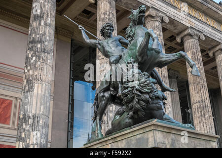 Détail de la sculpture de l'avant du musée égyptien et construire des collections de papyrus, l'île aux musées, Mitte, Berlin, Allemagne Banque D'Images