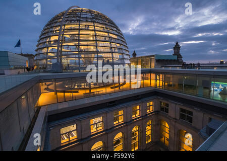 L'architecture moderne de verre structure dôme au crépuscule, terrasse sur le toit du Reichstag, Berlin, Germany, Europe Banque D'Images