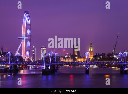 Un soir vue de Londres prendre la vue des chambres du Parlement, le London Eye et la Tamise. Banque D'Images