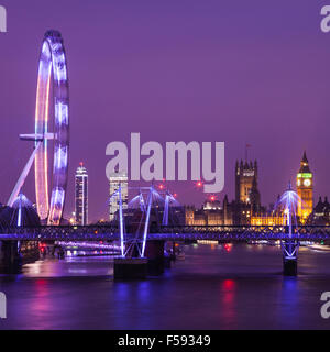 Un soir vue de Londres prendre la vue des chambres du Parlement, le London Eye et la Tamise. Banque D'Images