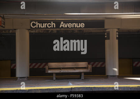 Plate-forme de train de métro vide, de l'Église Avenue Q d'arrêter le train à Brooklyn, New York. Banque D'Images