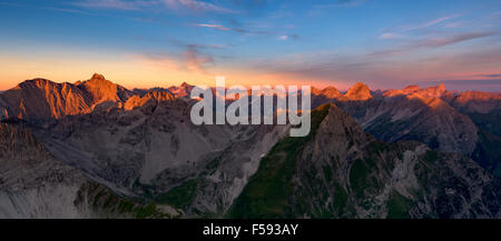 Fersee Schie, Alpes de Lechtal au lever du soleil, Gramais, vallée de Lech, dans le Tyrol, Autriche Banque D'Images