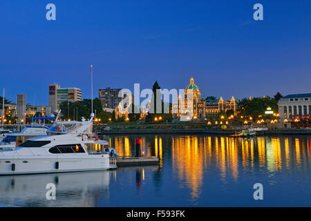BC Parliamnet reflétée dans les bâtiments de l'arrière-port, Victoria , British Columbia, Canada Banque D'Images