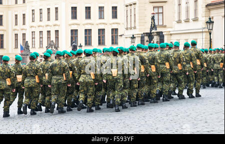 Compagnie de soldats sur la route pierre mars dans le château de Prague Banque D'Images