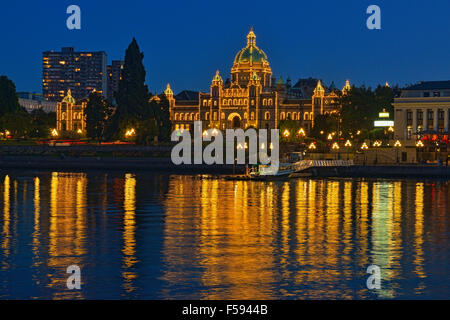 BC Parliamnet reflétée dans les bâtiments de l'arrière-port, Victoria , British Columbia, Canada Banque D'Images