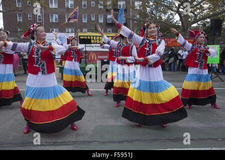 Groupe de danse folklorique chinoise effectuer à un festival d'automne et de la lanterne chinoise dans le quartier Chinatown de parade de Brooklyn, New York. Banque D'Images