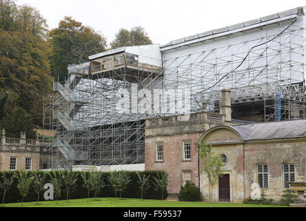 Une structure d'échafaudage de protection entoure Dyrham House, une demeure seigneuriale près de Bath au cours de grands travaux de rénovation en 2015 Banque D'Images