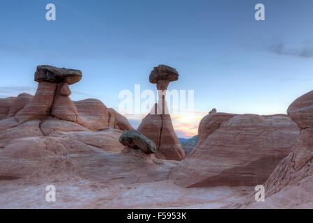 Crépuscule du désert à la formations de roche hoodoo Toadstools dans le sud de l'Utah. Banque D'Images