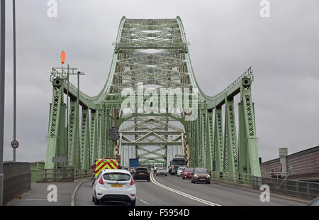 Le trafic traversant le Silver Jubilee Bridge sur la rivière Mersey à Runcorn, UK. Vue du pont du nord. Banque D'Images