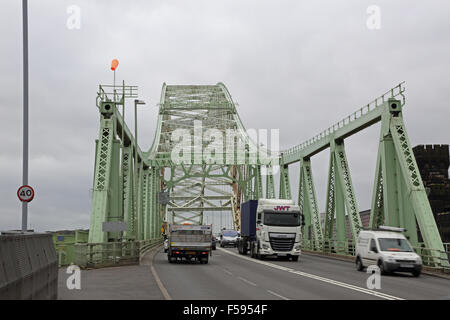 Le trafic traversant le Silver Jubilee Bridge sur la rivière Mersey à Runcorn, UK. Vue du pont du nord. Banque D'Images