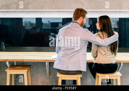 Bel homme serrant une belle femme dans un bar Banque D'Images