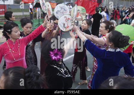 Montrer les femmes femme chinoise la mode à l'automne et de la lanterne chinoise Festival Parade dans le quartier Chinatown de Brookly Banque D'Images