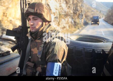 Intervention de l'OTAN en Bosnie-Herzégovine après Dayton, les soldats de l'armée italienne sur la route de Mostar Banque D'Images