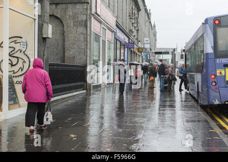 Aberdeen, Scotland, UK - 29 octobre 2015 : Union Street sur un jour d'automne pluvieux Banque D'Images