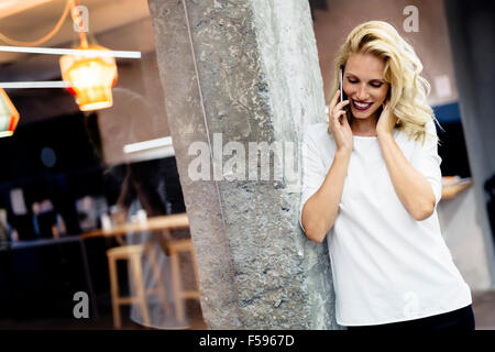 Beautiful Woman talking on mobile phone Banque D'Images