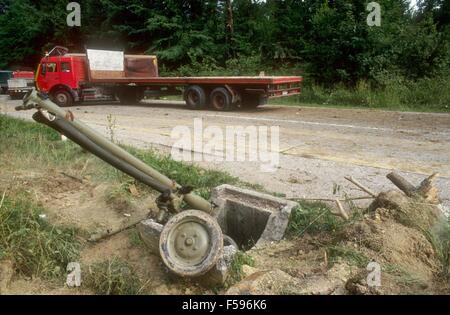 Ex-Yougoslavie, la Slovénie guerre d'indépendance en juillet 1991, les camions détruits lors d'une embuscade à l'armée fédérale serbe slovène par la milice dans la forêt de Krsko Banque D'Images