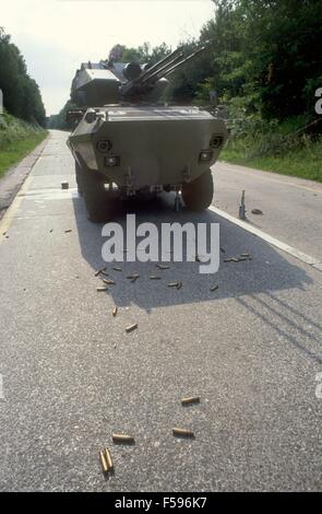 Ex-Yougoslavie, la Slovénie guerre d'indépendance en juillet 1991, des véhicules blindés de l'armée fédérale serbe bloqués et détruits au cours d'une embuscade tendue par des miliciens dans la forêt slovène de Krsko d - guerra di indipendenza en Slovénie nel luglio 1991, autoblindo dell'esercito federale e bloccate wwwadvocatewebcom distrutte durante un imboscata nella foresta di Krsko Banque D'Images