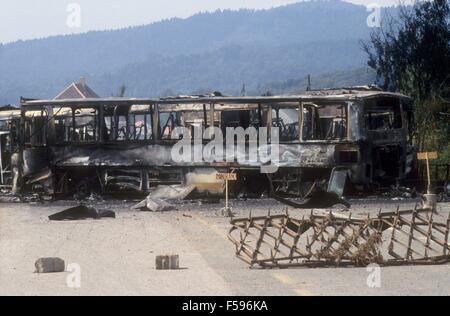 Guerre en ex-Yougoslavie, la Slovénie guerre d'indépendance en juillet 1991, le bus détruits lors d'une embuscade Banque D'Images