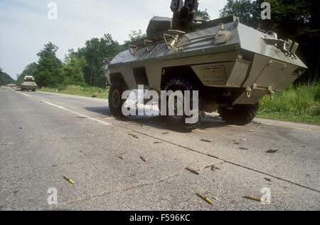 Ex-Yougoslavie, la Slovénie guerre d'indépendance en juillet 1991, des véhicules blindés de l'armée fédérale serbe bloqués et détruits au cours d'une embuscade tendue par des miliciens dans la forêt slovène de Krsko d - guerra di indipendenza en Slovénie nel luglio 1991, autoblindo dell'esercito federale e bloccate wwwadvocatewebcom distrutte durante un imboscata nella foresta di Krsko Banque D'Images