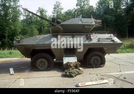 Ex-Yougoslavie, la Slovénie guerre d'indépendance en juillet 1991, des véhicules blindés de l'armée fédérale serbe bloqués et détruits au cours d'une embuscade tendue par des miliciens dans la forêt slovène de Krsko d - guerra di indipendenza en Slovénie nel luglio 1991, autoblindo dell'esercito federale e bloccate wwwadvocatewebcom distrutte durante un imboscata nella foresta di Krsko Banque D'Images