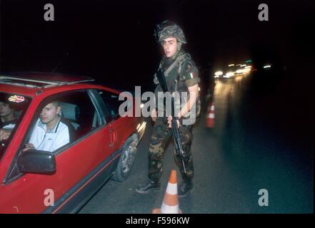 L'intervention de l'OTAN au Kosovo, en juillet 2000, patrouille de nuit, des soldats italiens à l'appui de la police internationale DES NATIONS UNIES Banque D'Images