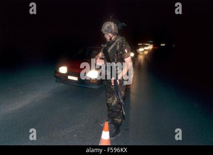 L'intervention de l'OTAN au Kosovo, en juillet 2000, patrouille de nuit, des soldats italiens à l'appui de la police internationale DES NATIONS UNIES Banque D'Images