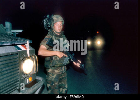 L'intervention de l'OTAN au Kosovo, en juillet 2000, patrouille de nuit, des soldats italiens à l'appui de la police internationale DES NATIONS UNIES Banque D'Images