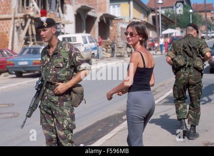 L'intervention de l'OTAN au Kosovo, en juillet 2000, les soldats anglais en patrouille pour la périphérie de Pristina Banque D'Images