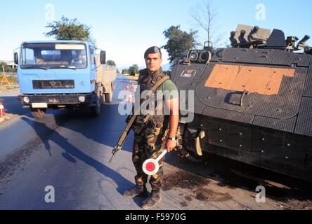 L'intervention de l'OTAN au Kosovo, en juillet 2000, le poste de contrôle de l'armée italienne près de la ville Deciani Banque D'Images