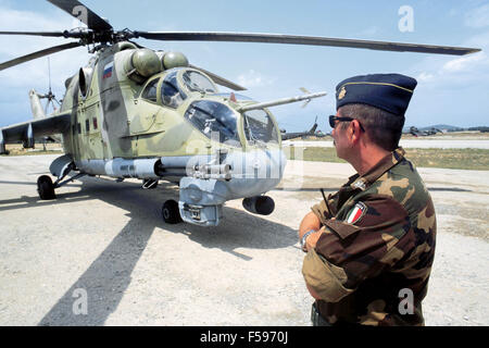 L'intervention de l'OTAN au Kosovo, en juillet 2000, un officier italien se tournent vers un hélicoptère de combat russe Mil 24'Hind" sur l'aéroport de Djakoviza, construit par des soldats de l'Armée de l'air italienne - Kosovo, elicottero da combattimento russo MIL 24 Hind' 'sull'aeroporto di Djakoviza, costruito dai militari dell'Aeronautica Italiana Banque D'Images