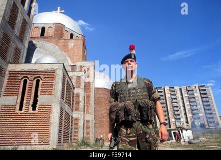 L'intervention de l'OTAN au Kosovo, en juillet 2000, les soldats anglais en patrouille pour la périphérie de Pristina Banque D'Images