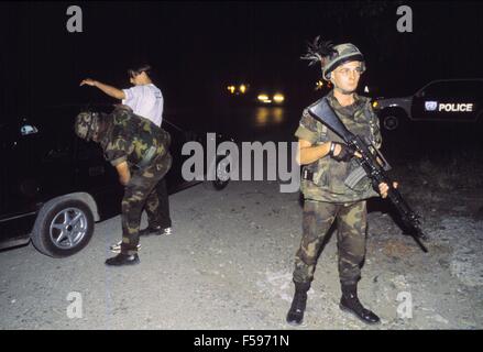 L'intervention de l'OTAN au Kosovo, en juillet 2000, patrouille de nuit, des soldats italiens à l'appui de la police internationale DES NATIONS UNIES Banque D'Images